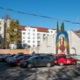 Kaj bo z gramoziranim parkiriščem ob občini? V igri stanovanja in podzemna garaža, občina preverja interes investitorjev