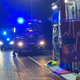 Na mariborski hitri cesti zapeljal s ceste in pristal na strehi, poškodovanega prepeljali v UKC