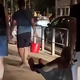 VIDEO: Ko je bilo treba bežati pred ognjem, je vnuk babico odpeljal kar v samokolnici