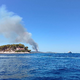 Požar na Peklenskih otokih pri Hvaru: Na teren odšlo 20 gasilcev, prihaja tudi ...