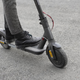 Mladoletna voznica skuterja trčila v pešk, v Mariboru tudi nesreča z električnim skirojem