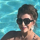 Legendarna igralka pri 90 letih pozirala v kopalkah, v bazenu se ji je pridružil 31 let mlajši mož