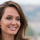 Tudi Angelina Jolie nakupuje v Zari: Kateri kos je pritegnil njeno pozornost? Odkrijte večno klasiko za ženske s stilom