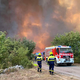 Evakuiranih že več kot 500 ljudi, požar zdaj ogroža tudi to vas