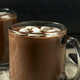 Okusna vroča čokolada, ki je tudi zdravilna: Vsebuje posebno sestavino, ki pomaga pri prehladu (RECEPT)