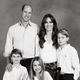 Princu Louisu manjka prst! Ponesrečena družinska božična fotografija kaže napako, ki so jo želeli skriti