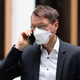 "Na avtobusih in vlakih naj vsi spet nosijo masko," je jasen nemški minister za zdravje
