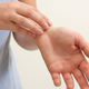 Se vam je že zgodilo, da vas je srbelo zapestje? Za tem bi se lahko skrivale resne zdravstvene težave