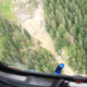 Nevarnosti ni konec: območje Koroške Bele preletava helikopter (VIDEO)