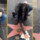 VIDEO: Zvezdnica serije Prijatelji na pločniku čistila zvezde slavnih kolegic (nazadnje se je lotila še svoje)