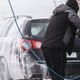 Zima ni izgovor za čist avto: to so razlogi, zakaj ga morate redno prati tudi v mrzlih mesecih