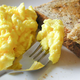 Največja napaka pri peki umešanih jajc, zaradi katere okus ni tako dober kot v restavraciji