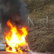 Ognjeni zublji na gorenjski avtocesti: pogorel je električni avto (FOTO)