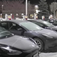 Parkirišča so postala pokopališča Tesel: lastniki električnih avtomobilov v zimskih razmerah obupujejo (VIDEO)