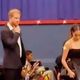 To pa je nerodno! Princa Harryja in Meghan so odpeljali do sedežev v ozadju (VIDEO)