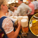 V priljubljeni dunajski pivnici, kjer tudi Slovenci stojimo v vrsti za dunajca in pivo (REPORTAŽA)
