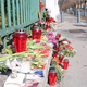 Sveče in rože na Prešernovi v Ljubljani gredo nekomu še posebej v nos (uničevanje in prošnja policiji, naj posreduje)