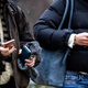 Prihaja prepoved uporabe mobilnih telefonov v šolah (veljala bo tudi med odmori)