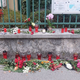 Kaj se dogaja v Ljubljani? Občani na Prešernovi cesti prižigajo sveče in prinašajo rože (FOTO)