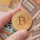Vrednost bitcoina močno narasla: najbolj znana kriptovaluta je letos dražja že za četrtino