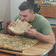 Komur bo uspelo pojesti pico velikanko, bo prejel tisoč evrov: picerija objavila izziv, spodletelo je že 34 ljudem (FOTO)
