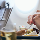 Kako poteka priprava jedi na letalih? (Proces je bolj zapleten, kot si mislite)