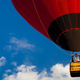 Tragično: moški z visoke višine padel čez rob košare balona