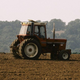Huda delovna nesreča na območju Moravč: voznica traktorja podlegla poškodbam
