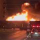 Drama na tračnicah: na vlaku med vožnjo izbruhnil požar in se bliskovito razširil (ogenj zajel več vagonov)