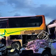 Avtobus povzročil verižno trčenje: 10 mrtvih, več kot 30 poškodovanih