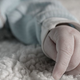 Znano je, kaj bo z dojenčkom, ki so ga okrvavljenega našli v košu za smeti: ko ga odpustijo iz bolnišnice, bo ...