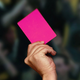Uradno potrjeno: nogometni sodniki bodo lahko pokazali rožnati karton (ne boste uganili, kaj pomeni)