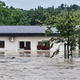 Katastrofalne razmere v Pomurju: ceste in več hiš zalila voda, udrli so se zemeljski plazovi (FOTO in VIDEO)