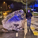 Vozniki niso mogli verjeti svojim očem: na cesto zgrmela skala, velika kot avto (FOTO)