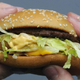 V McDonald'su je naročil hamburger in obnemel: v njem je odkril nekaj, kar ga je čisto šokiralo (in prisegel, da ga tam več ne bodo videli)