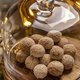 Novoletne čokoladne kroglice z nežnim pridihom likerja: razkošna sladica iz samo petih sestavin, ki vam bo polepšala silvestrovo