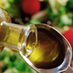 Če ste mislili, da je olivno olje najbolj zdravo za kuhanje, ste se motili: znani zdravnik je razkril resnico