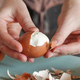 Tudi vi ves čas narobe kuhate jajca? Pozabite na sol in kis, ena kuhinjska sestavina reši težavo z njihovim lupljenjem