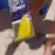 Ženska si je na plaži privoščila sladoled in se skoraj onesvestila: ogabno razkritje šokiralo vse (VIDEO)