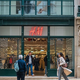 Priljubljena modna znamka H&M razburila z napovedjo, da namerava uporabiti AI manekene, takoj so začele deževati kritike