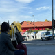 Težave na začasni avtobusni postaji v Ljubljani se nadaljujejo: zmeda, jeza in sedenje potnikov po pločnikih, klopic ni niti za starejše