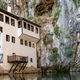 Bosna in Hercegovina preseneča na vsakem koraku: zdaj turiste navdušuje osupljiva vasica pod mogočno skalo — njena zgodba je prav neverjetna