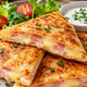 Imate doma tortilje in nekaj sira? Iz njih lahko pripravite okusen obrok, ki bo navdušil čisto vse (pa še zelo hitro bo narejen)