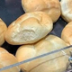 Kupci zgroženi nad prizorom v trgovini: nepovabljen gost si je privoščil žemljice (FOTO)