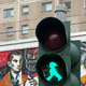 Je to najslavnejši semafor na svetu? Turisti ga neprestano fotografirajo in tudi mi se nismo mogli upreti – kje stoji in zakaj je takšna zvezda?