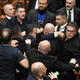 Fizični obračun v parlamentu: posredovati je moralo parlamentarno varnostno osebje