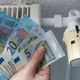 Kako zmanjšati stroške položnic? 4 triki, s katerimi boste vsak mesec prihranili denar