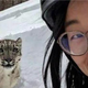Sekunde do katastrofe: nič hudega sluteča mladenka tik pred napadom pozirala s snežnim leopardom