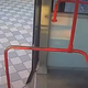 Voznik mestnega avtobusa stekel kupit kruh, ko je nadaljeval vožnjo, pa ga je šokiral krik