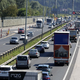 Na slovenskih avtocestah nas vseskozi "pozdravljajo" delovne zapore. Od jutri naprej pa bo še hujše, preverite, zakaj